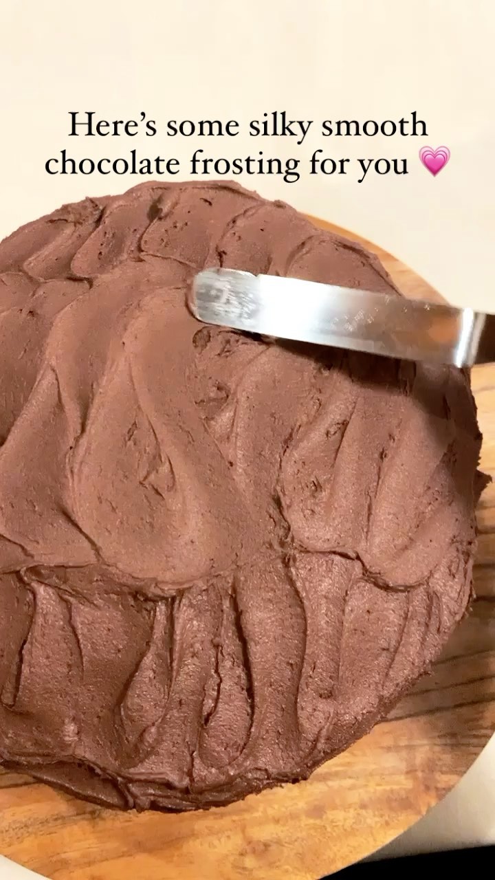 Here’s some frosting porn for you!💗 Recipe from @sallysbakeblog and it’s a-ma-zing.🤤😍 
 
#apinchofally #chocolatefrosting #chocolate @thefeedfeed.chocolate #buttercream #chocolatebuttercream #frostingcake #layercake #chocolatecake #germanchocolatecake #feedfeed #bakefromscratch #thekitchn #thebakefeed #thecookfeed #droolclub #homemadefood #nytcooking #tastingtable #f52community #f52grams #huffposttaste #foodandwine #foodphotography #foodgasm #inmykitchen #foodstagram #foodstyling #foodinspo